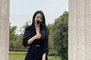 微密圈 – 苦等中…July芝岚的皮衣美图更新，值得吗？