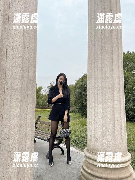 July芝岚 微密圈 - 苦等中…July芝岚的皮衣美图更新,值得吗?