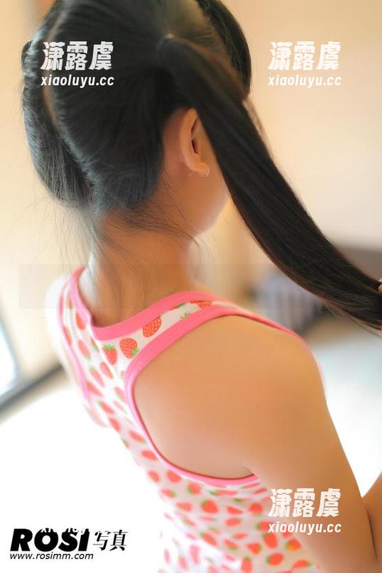 ROSI 看这翘臀,ROSI的写真像是在困惑我!