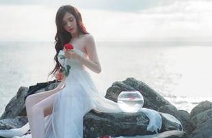 整体感觉就像Sayathefox的赛拉菲娜在与我对话，每张cos图片都有那种隐秘的小魔力。