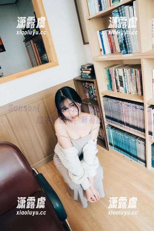 Sonson(손손)的泳池私拍合集：她在水中的牛仔骨架，真有意思！