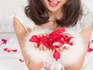 UGirls尤果网 – 金baby泳装写真，这是在劈叉吗？可不要摔倒啊，哈哈。