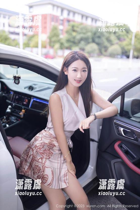 Xiuren秀人网-Elise谭晓彤 Xiuren秀人网 - Elise谭晓彤的户外写真,有时候美得动人,有时候只是人和树的唯美恋爱!