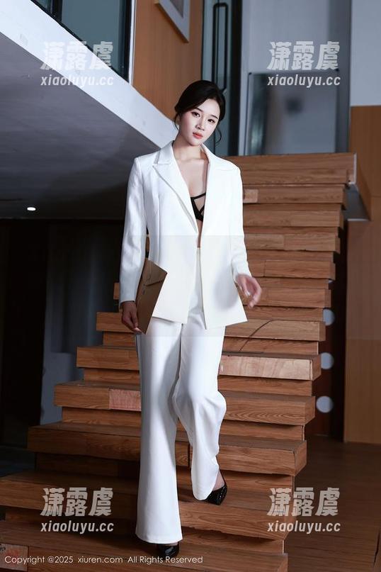Xiuren秀人网-周慕汐fairy Xiuren秀人网 - 你没见过的女仆:周慕汐fairy给你来一手最新套图,捡到的球太抢眼了吧!