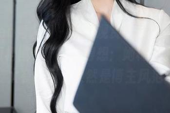 Xiuren秀人网 – 在线观赏小橘子orange的短裙图集，不由得想：她椅子上的坐姿太有特点，果然是博主风范。