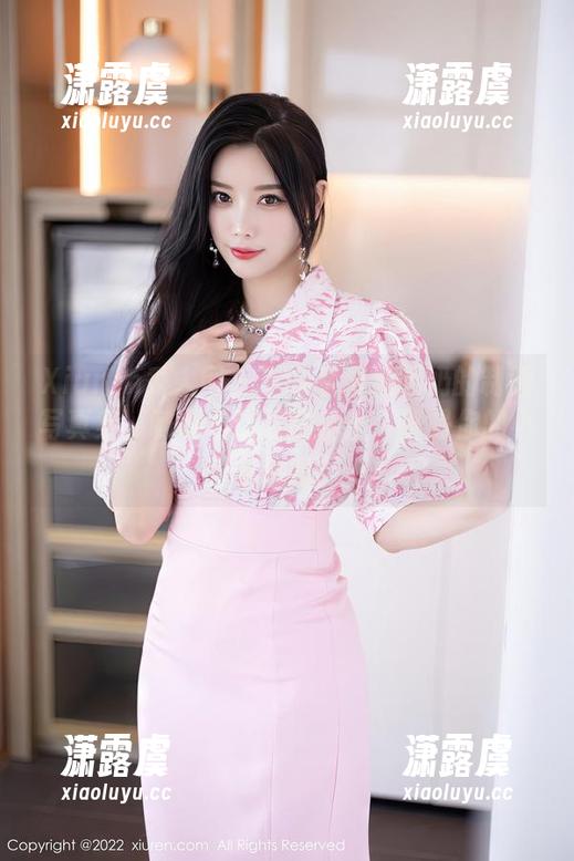 Xiuren秀人网-软糖爱喝奶 Xiuren秀人网 - 下载软糖爱喝奶的制服写真集,制服与甜度的结合,算是你的小确幸吗?
