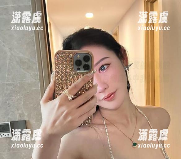 不爱笑的赛琳 微密圈 - 是的,我又在低头盯着不爱笑的赛琳的长腿,完全不需要圣光,图包彻底击中我的心啊!