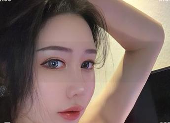 微密圈 – 不爱笑的赛琳又放大招，秘书风格的原图更新真是别出心裁。