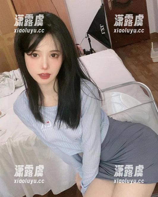 倦倦喵 “倦倦喵”又来了,露背裙是为了显示背影的美,原图福利打包送哦!