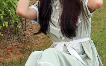 初夏女神 – 依依的浴缸定制写真，水面上浮着的小心思，你都看到了吗？