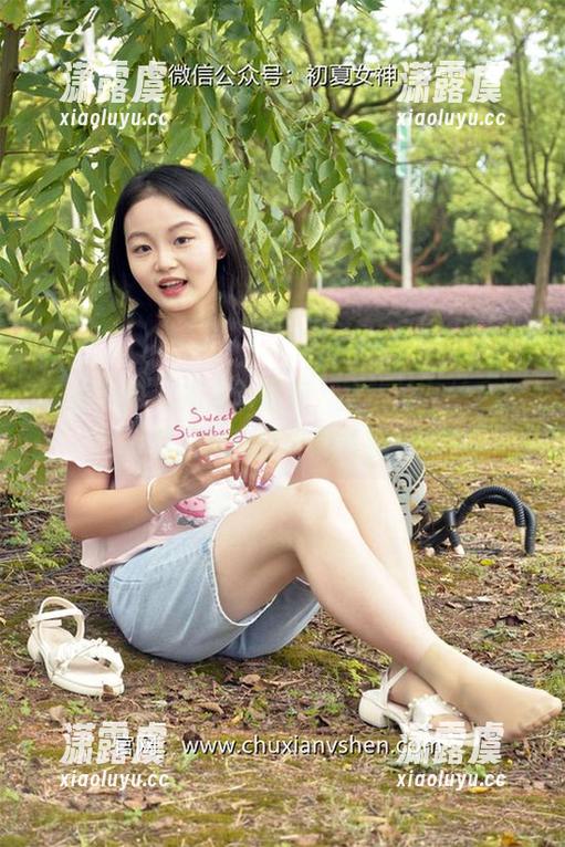 初夏女神-柒柒 初夏女神 - 光与影错落,柒柒的灰丝高清照片竟有这样的气氛?