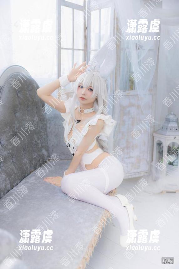 十万珍吱伏特 十万珍吱伏特的新泳装照,拍得我都想把游泳池改造成私人海洋!