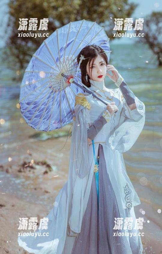 南桃Momoko 最新套图里,南桃Momoko的女仆造型让人尴尬又好奇。