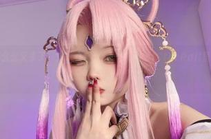 好吧，小瑶幺幺又来了，这次在Robin–HonkaiStarRail里玩水的写真，我想我也是水朋友！
