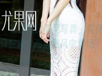 尤果网 – 曼曼的比基尼写真，完美诠释了“只在游泳池边微风中登场”。
