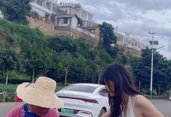 微密圈 – 就是阿朱啊的女仆全集：好奇她会不会被人叫住？