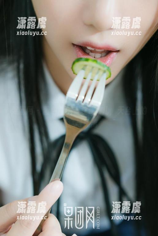 果团网-蜜桃Q妹儿 果团网 - 图包里的蜜桃Q妹儿,天台上的随意与迷离