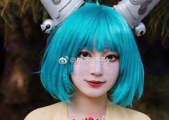 观看桃墨公子的女王图包，我的心被吊得高高的，真希望这能是我的周末计划。