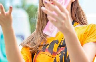 爱丝 – 浴室私房：佳慧和多面镜子里的对话
