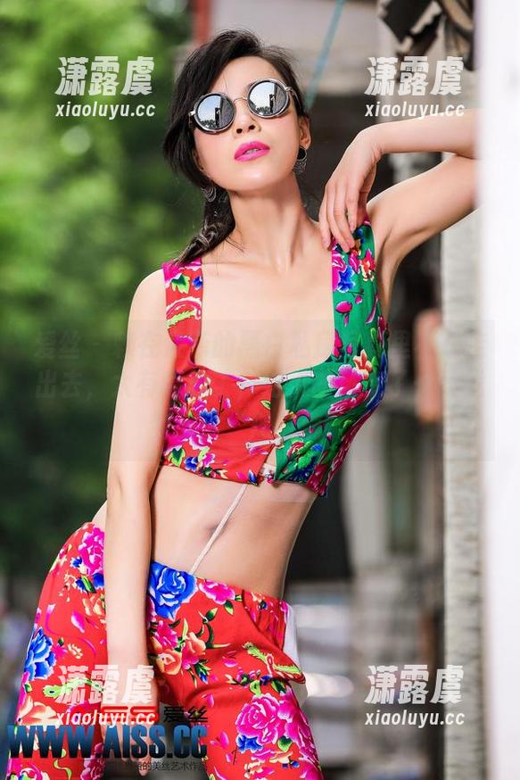爱丝-索菲 爱丝 - 赖在索菲的黑白私房写真里不想走出去,太有意思了,结果画风变了——我变成了“黑白病”。