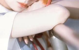 看啊，特软儿Sona的新图包：巫女造型让我想起了……总有一丝不羁的气息？