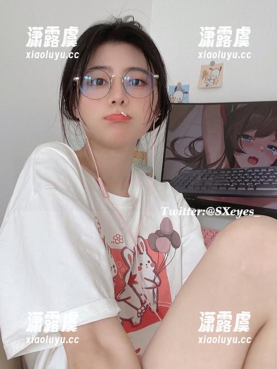 开启眼酱大魔王w的圣诞套图：哈哈，瞧她那圣诞老人的装扮！