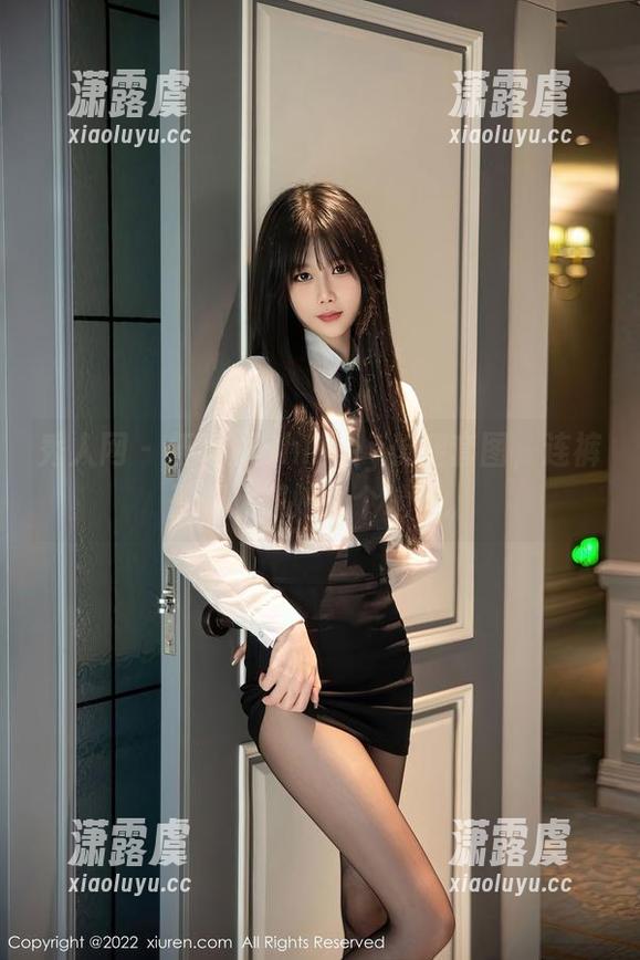 秀人网-伍晓丽Shirley 秀人网 - 伍晓丽Shirley长腿套图,连裤子都想跟她换个地方。