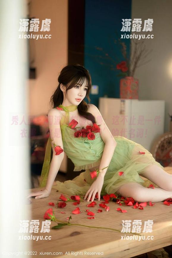 秀人网-周波儿 秀人网 - 周波儿校服图集:这不止是一件衣服,这是‘学习间隙’的代名词!
