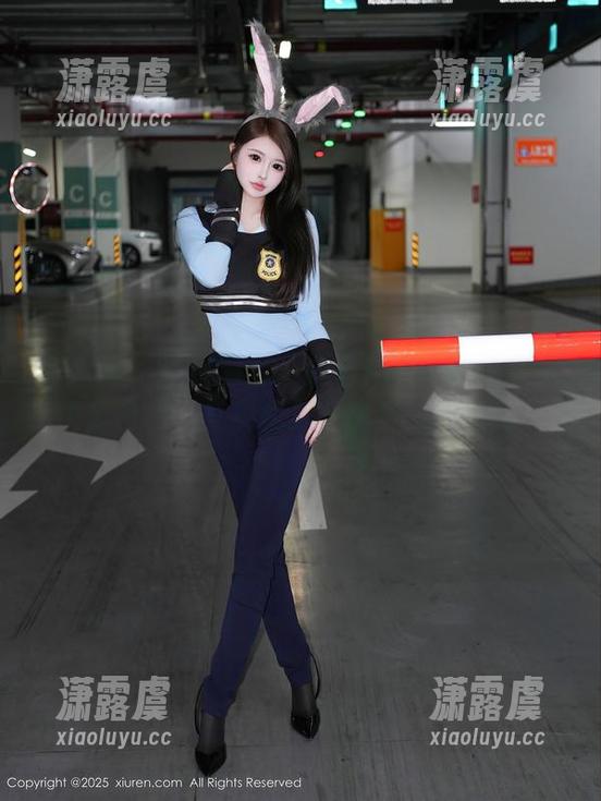 秀人网-白白Alina 秀人网 - 私房图集:白白Alina的连衣裙说是白色,其实我只想“白”云悠然!