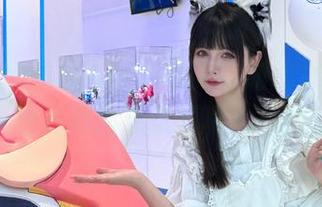 图包里的秋山AkI，隐隐约约的女王气息，也许我该认认真真看一遍。