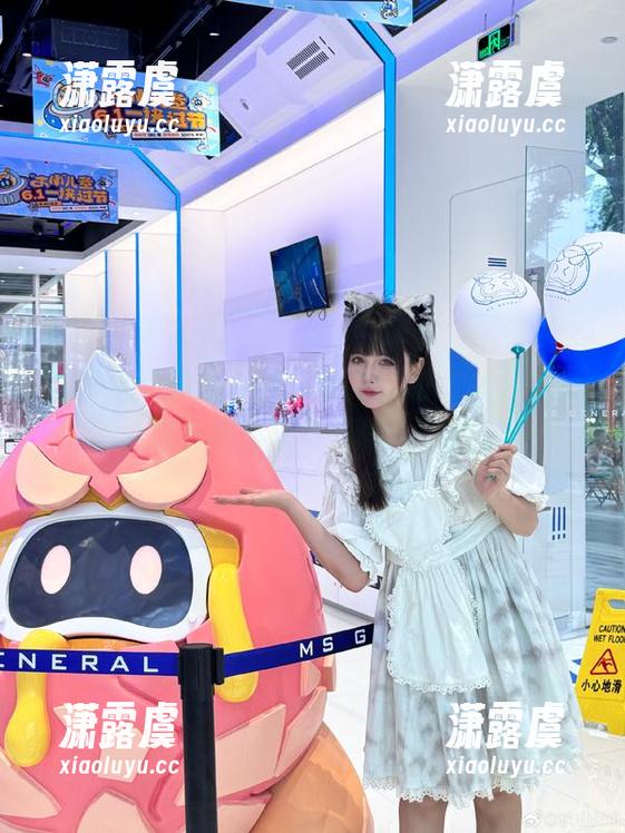 秋山AkI 图包里的秋山AkI,隐隐约约的女王气息,也许我该认认真真看一遍。