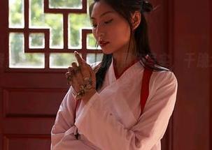 蜜桃社 – 免费资源已开张！初月的黑色写实，干脆大胆，快来抓住这个机会！