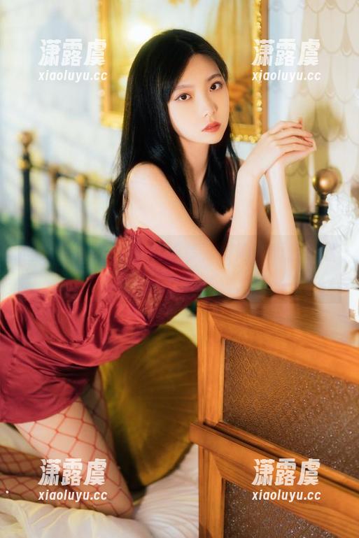 许岚LAN 图集:许岚LAN的泳装,被她的线条牵着鼻子走。