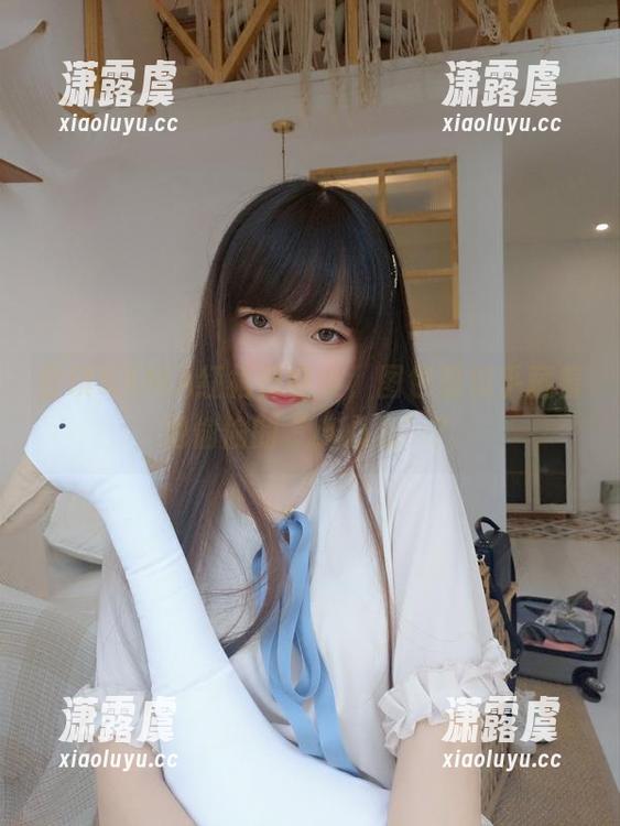 雪琪SAMA红裙很经典，图包里似乎藏着她偷偷的“小心思”？