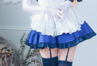 看霜月shimo的海边作品，我只想问：这衣服是哪个牌子的啊？