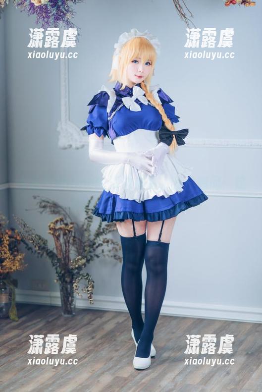 看霜月shimo的海边作品，我只想问：这衣服是哪个牌子的啊？