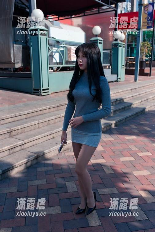 魔镜街拍-婷婷 魔镜街拍 - 原图:婷婷的白色吊带连衣裙,黑丝美腿来啦,真是……勇敢的选择啊!