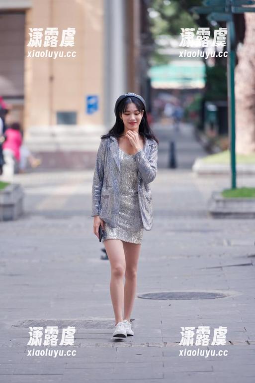 魔镜街拍 套图中的粉色短裙,魔镜街拍好像在挑战我的可爱承受极限。